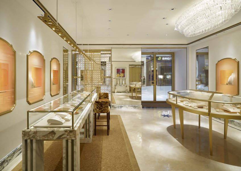 Der zentrale Raum des neuen BULGARI Shops in Wien beherbergt eine ovale Vitrine aus Glas und Marmor inspiriert von dem berühmten italienischen Architekten Carlo Scarpa. (Foto Bulgari)