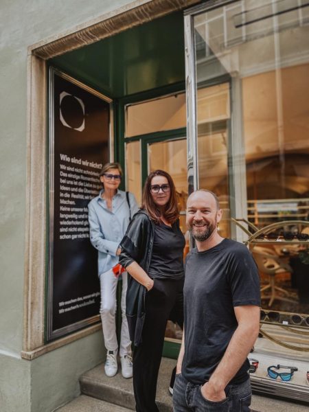 Zu Besuch bei den Brillen-Experten Elli Wagner und Martin Lasnik in ihrem Geschäft in der Grazer Stempfergasse. Im Bild mit Journalistin Hedi Grager. (Foto privat)