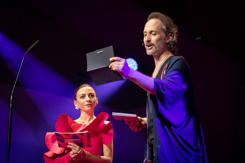 Filmpreis Gala 2022 in Grafenegg: Durch den Abend führten professionell und sehr humorvoll Julia Edtmeier und Michael Ostrowski. (Foto eSeL.at - Lorenz Seidler)