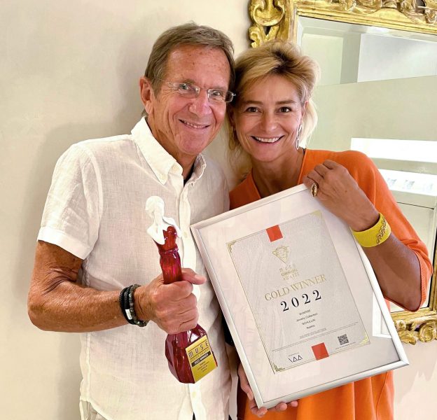 Hans und Anne Marie Schullin freuen sich über GOLD bei den internationalen MUSE Design Awards für ihre Kollektion SUNRISE. (Foto SCHULLIN)