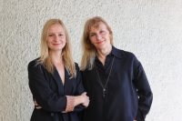 Salzburger Festspiele 2022 - Terrassen-Talk zur Inszenierung "Iphigenia". Schauspielchefin Bettina Hering und Regisseurin Ewelina Marciniak. (Foto Franz Neumayr)