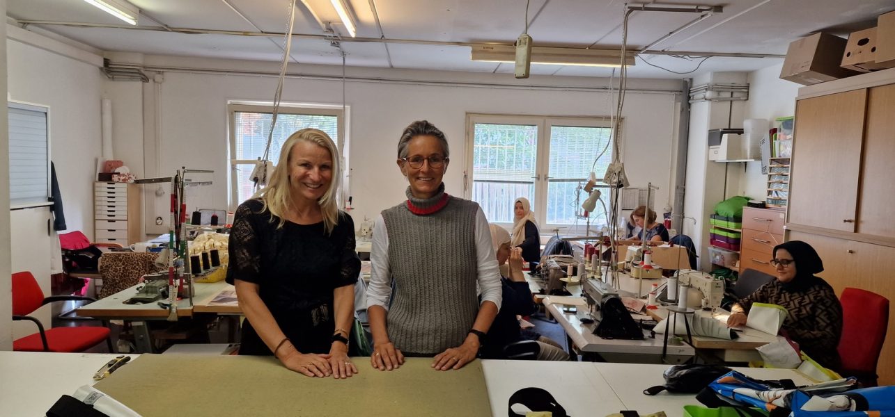 Zum 50. Geburtstag des österreichischen Modelabels Jones kooperiert Jones mit der Wiener NGO Nachbarinnen, die alten Materialien in der Nähwerkstatt wieder neues Leben einhauchen. (Foto Rose GmbH)