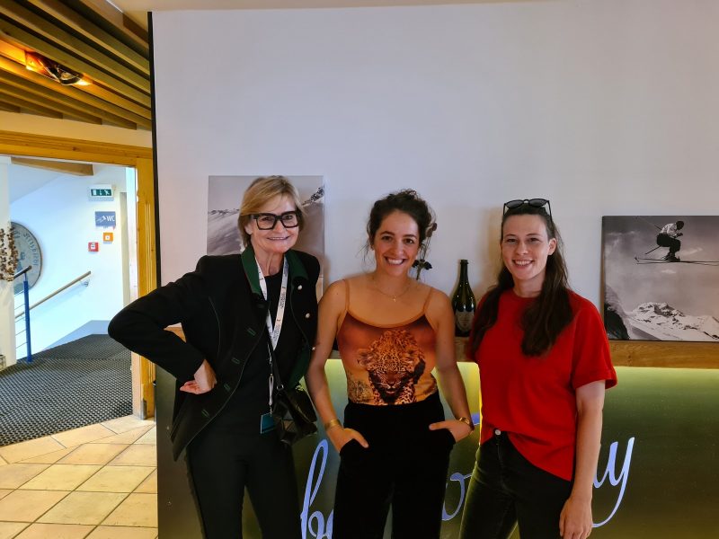 Journalistin Hedi Grager mit Schauspielerin Judith Altenberger und Regisseurin Clara Stern, die den Regie-Preis für ihr Dama „Breaking the Ice“ erhielt. (Foto privat)
