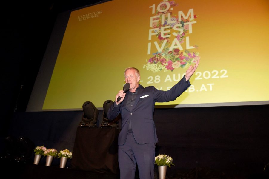 Moderator Johannes B. Kerner führte launig und humorvoll durch die Preisverleihung des Filmfestivals Kitzbühel 2022. (Foto FFKB22)