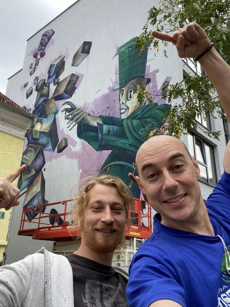 Die beiden Künstler Tom Lohner und Stefan Ehrenreich schufen das großartige Wandgemälde Magic Key. (Foto Martin Schönbauer)