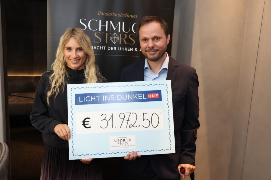 Mario Thaler freute sich über die stolze Summe von 31.972,50 Euro, die zugunsten von ‚Licht ins Dunkel‘ im Rahmen der Schmuckstars Gala 2022 gesammelt wurde. Im Bild mit Anna Gasser. (Foto Katharina Schiffl)
