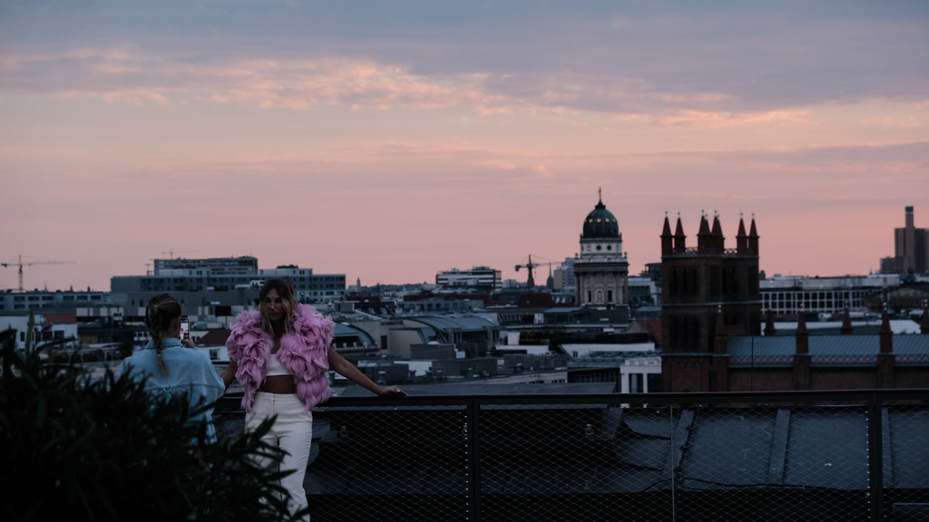 Zum Launch präsentierte Dawid Tomaszewski seine Kollektion im exklusiven Ambiente des Barets über den Dächern Berlins in einem imposanten Show-Case. (Foto Dawid Tomaszewski)