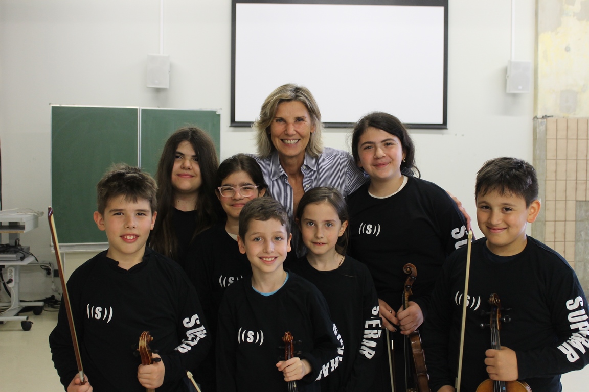 Desi Treichl-Stürgkh, Vizepräsidentin von Superar, mit den Kids. (Foto Superar)