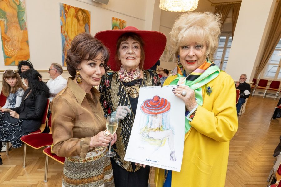 Dina Larot bei der Präsentation ihres Kalenders 2023 mit Edith Leyrer und Birgit Serata. (Foto Thomas Lerch) 
