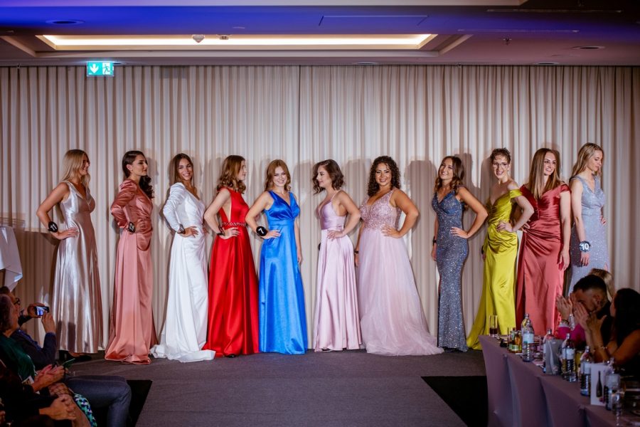 Bei der Miss Alpin Wahl mussten die 12 Frauen unter anderem ihre Vielseitigkeit, Zielstrebigkeit und ihr Engagement in sozialen Projekten unter Beweis stellen. (Foto Victor Malyshev)