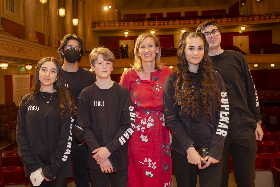 Sabine Gretner, Geschäftsführerin von Superar, mit jungen Musikern. (Foto Jürgen Hammerschmid/Claudia Prieler)