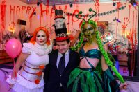 Beatrice Turin feierte gruselige Halloween Party in der Tanzschule Rueff. Sabine Apfolterer, SchokoMichi und Beatrice Turin. (Foto Helmut Tremmel) 