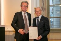 Dieter Pochlatko wurde von LH Christopher Drexler mit dem Berufstitel „Professor“ ausgezeichnet. (Foto Land Steiermark/Robert Frankl)