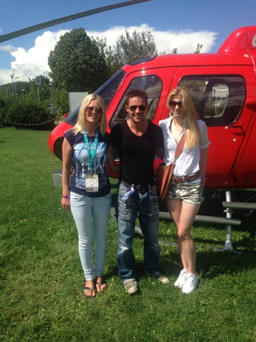 Natascha Groess beim Hubschrauber Rundflug mit Red Bull Überflieger Felix Baumgartner und Schauspielerin Larissa Marolt. (Foto privat)
