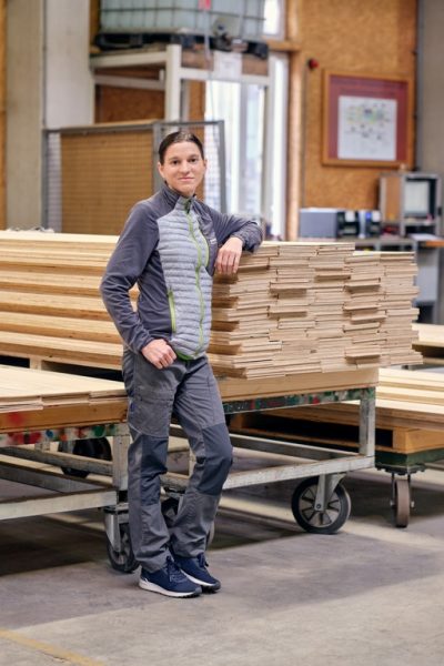 Barbara mag bei der Admonter mag bei der Admonter Holzindustrie AG das freundschaftliche, ja familiäre Arbeitsklima, die vielen verschiedenen Tätigkeiten und Chancen im Werk. (Foto Martin Schönbauer)