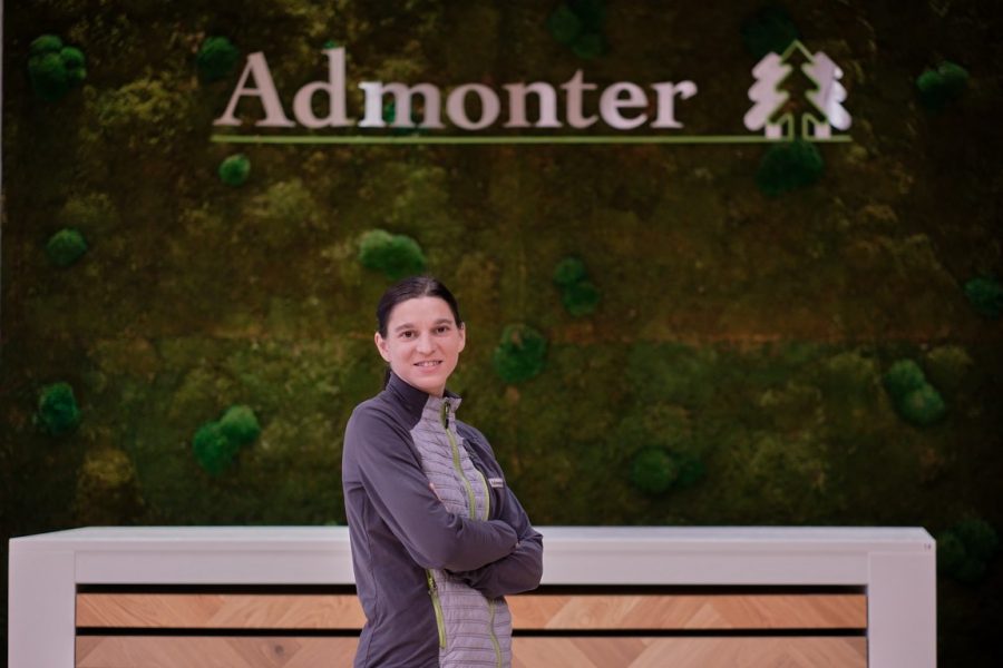 Maschinistin Barbara arbeitet bei Admonter, einem der wichtigsten und größten regionalen Arbeitgeber, der zu 100% made in Austria am Standort in Admont produziert. (Foto Martin Schönbauer)