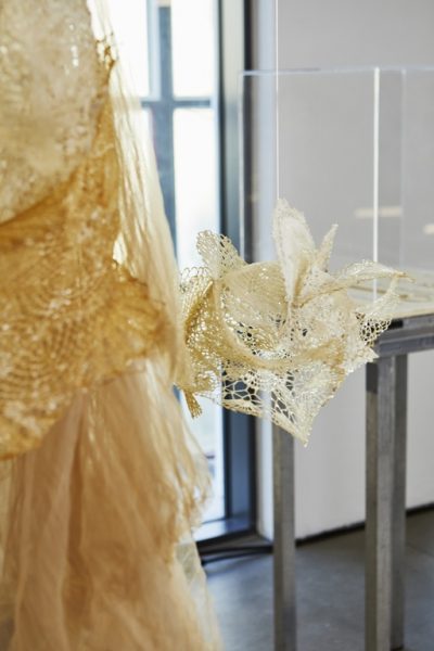 Karen Jessen kreiert durch Upcycling eher Kunst als funktionale Bekleidung und präsentierte ein Kleid mit Hut - alles aus Spitze mit Harz. (Fotos Julia von der Heide for Nowadays)