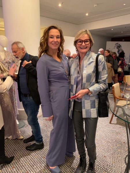 Designerin Anja Gockel, im Bild mit Journalistin Hedi Grager: "Ich möchte eine weltgewandte Frau sein und die Welt einladen. Das heißt für mich, Vielfalt integrieren und so eine harmonische und friedliche Einheit anstreben“. Für sie ist es wichtig, dass hinter ihrer Mode auch immer eine Aussage steht. (Foto privat)