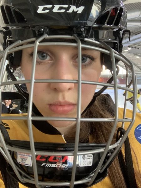 In ihrem neuen Film ‚Breaking the Ice‘ spielt Alina Schaller die junge Eishockeyspielerin Mira, die auf der Suche nach ihrem Weg und ihrer Identität ist (Foto Schaller)