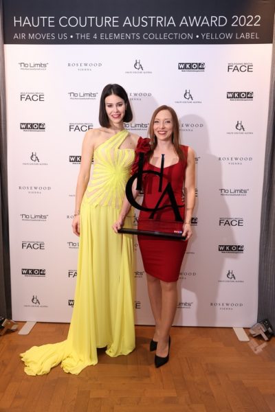 Haute Couture Austria Award Gewinnerin Katharina Schönbauer-Manak mit dem aktuellen Testimonial Kerstin Lechner. (Foto KatharinaSchiffl)