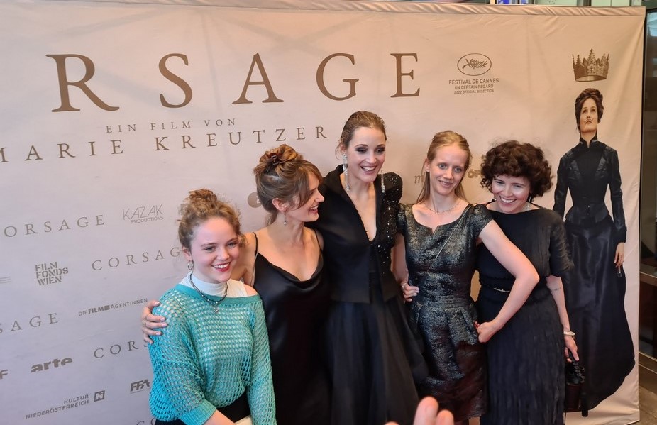 Alice Prosser bei der Premiere von "Corsage" in Wien mit Vicky Krieps und Marie Kreutzer. (Foto Hedi Grager)