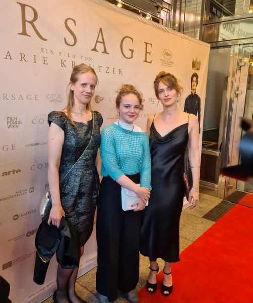 Die Schauspielerinnen Jeanne Werner, Alice Prosser und Alma Hasun bei der Premiere von "Corsage" in Wien. (Foto Hedi Grager)