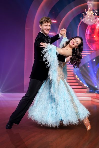 "Dancing Stars 2023": Lucas Fendrich tanzt mit Lenka Pohoralek. (Foto ORF/Hans Leitner, Montage: Gisela Jiresch)