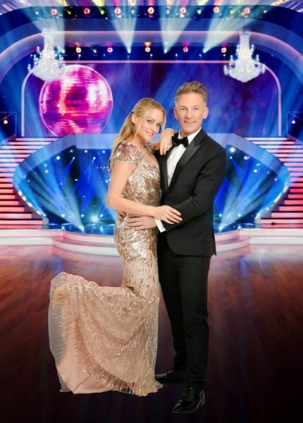 "Dancing Stars 2023": Die 15. Staffel wird wieder von Mirjam Weichselbraun und Andi Knoll moderiert. (Foto: ORF [M]/Thomas Ramstorfer)