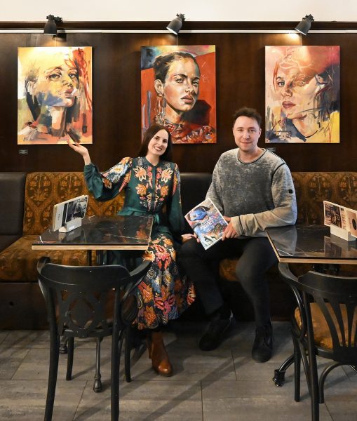 Carola Deutsch mit Hausherr Simon Lackner vor ihren Kunstwerken im Cafe Kaiserfeld. (Foto beigestellt)