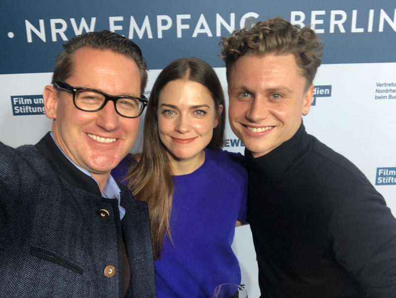 Holger Fuchs 2020 beim Medienboard Empfang in Berlin mit den Schauspielern Laura Berlin und Rafael Gareisen. (Foto beigestellt)