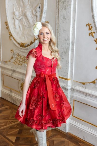 Astrid Söll Dirndlkollektion by Beatrice Turin. Miss Europe im Rubin Dirndl. (Foto Harald Parth)