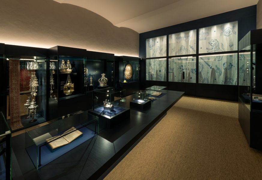 Die Lichtgestaltung des Privatmuseums SAM zielt auf die detaillierte Betrachtungsmöglichkeit der Ausstellungsgegenstände durch die Besucher ab. (Foto David Peters)