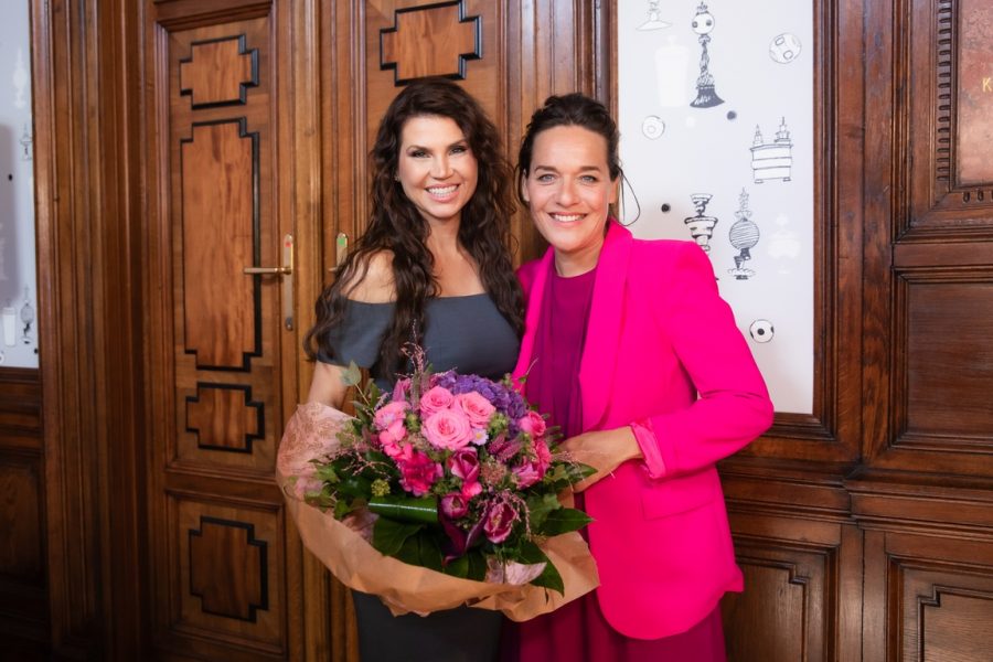 Auch Moderatorin Eva Pölzl gratulierte Leona König. (Foto Moni Fellner)
