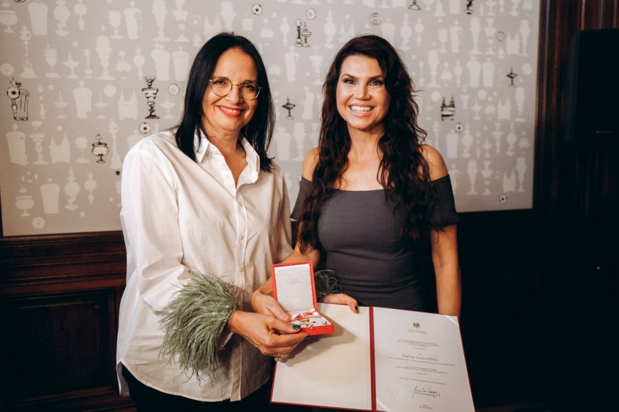 Kulturstaatssekretärin Andrea Mayer mit Leona Koenig, die das Goldenem Ehrenzeichen für Verdienste um die Republik Österreich erhielt. (Foto Mila Zytka)