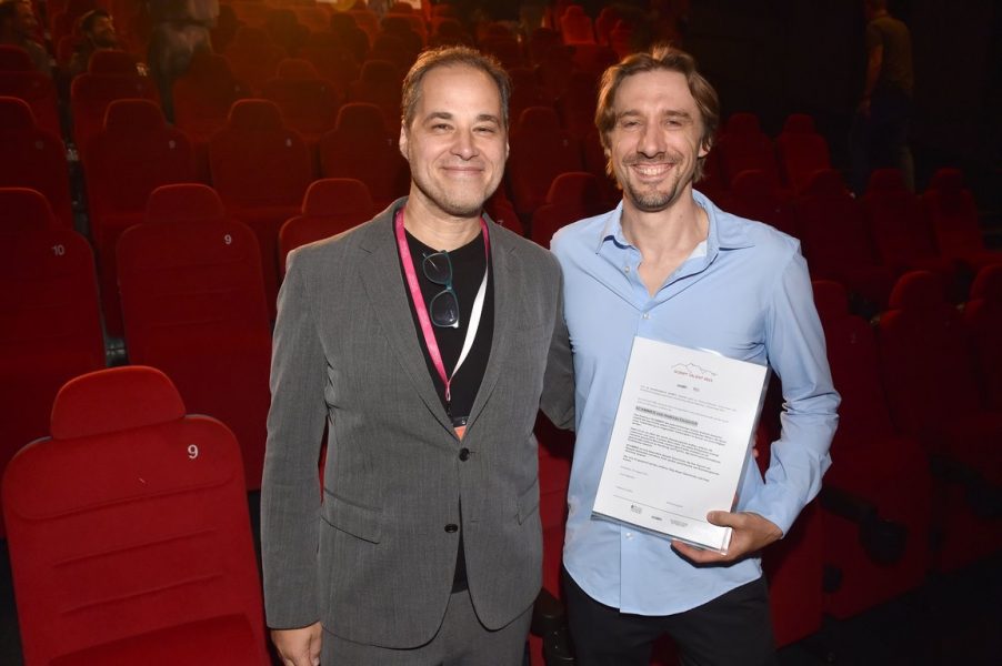 Der Script Talent Award - Der länderübergreifende Preis der Drehbuchwerkstatt München-Steiermark ging an Andreas Gesierich mit „Scam“. Hier mit Jury-Sprecher Markus Mörth. (Foto BrauerPhotos / G.Nitschke)
