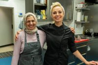 Im Linzer 3 Hauben Restaurant „Göttfried“ machte Silvia Schneider ihre Kochlehre. Hier mit Küchenhilfe Iman. (Foto zur Verfügung gestellt)