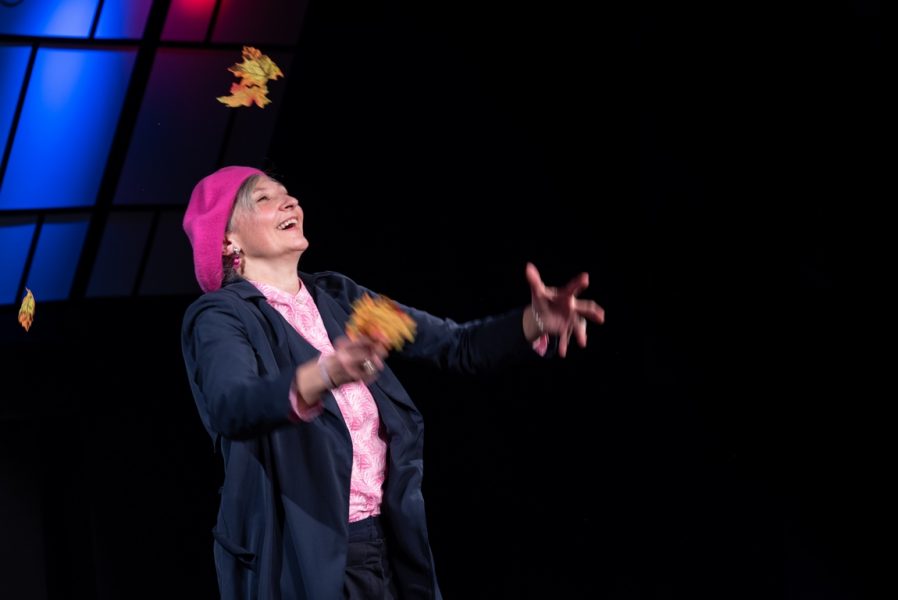 Andrea Schramek in Kiki van Beethoven zu sehen - Eine schmerzvolle, aber auch schwungvolle Reise in das eigene Ich und in die wunderbare Musik von Beethoven. Ein philosophisches Märchen, ein hinreißendes und begeisterndes Solo für eine Schauspielerin. (Foto Peter Wohlfahrt)