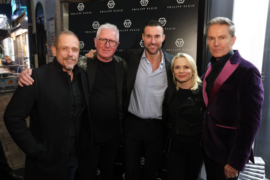 "Die Erfolgsgeschichte von Philipp Plein ist auch Teil unserer Geschichte", sagt Ernst Fischer begeistert. Im Bild mit Gery Keszler, Philipp Plein, Manuela Fischer und Alfons Heider. (Foto Katharina Schiffl)