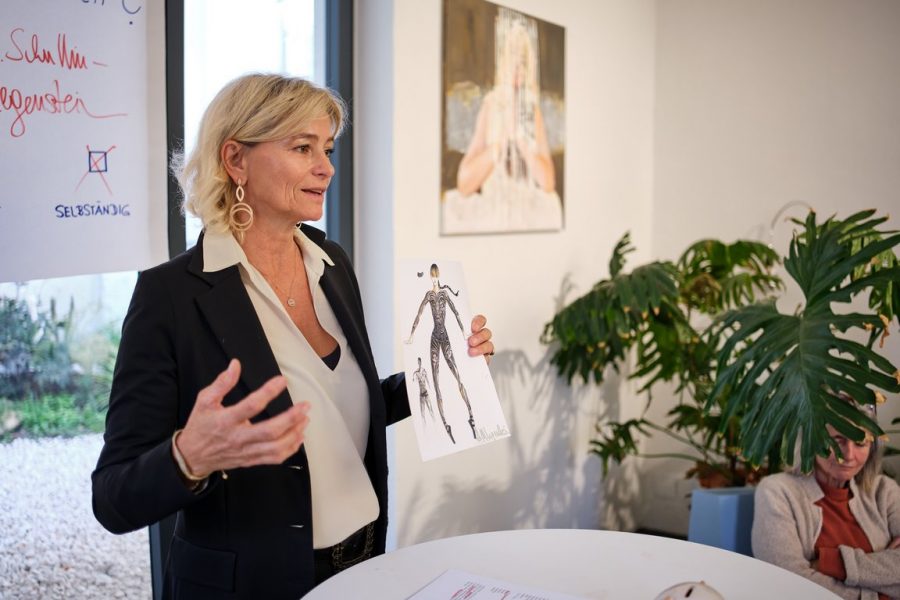 Auf Einladung des Bankhaus Spängler in Graz sprach Annemarie Schullin-Legenstein beim Ladies Brunch über ihre Karriere und in humorvoller Weise auch über "Hoppalas". (Foto Bankkaus Spaengler / Martin Schönbauer)