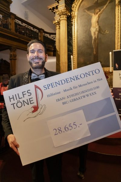 10 Jahre HILFSTÖNE: Clemens Unterreiner freut sich über den Spendenrekord von fast EUR 30.000 für Menschen in Not. (Foto Jürgen Hammerschmid)