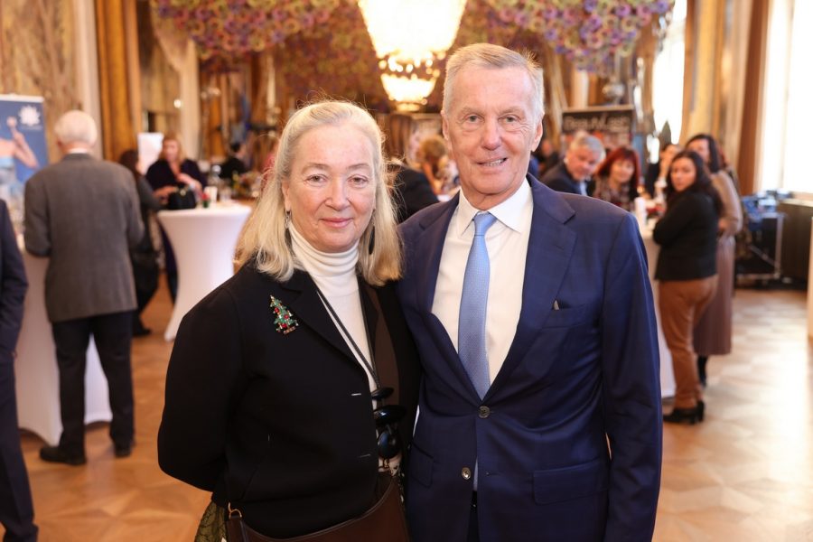 Eigentümer und Geschäftsführer Rainer Deisenhammer: "Wir sind stolz auf die Produktion herausragender Produkte und des „made in Austria“-Ansatzes. Im Bild mit Agnes Husslein. (Foto KatharinaSchiffl)