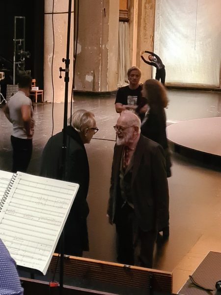 Alice - Eine phantastische Revue - Generalprobe. Der Komponist und Musikpädagoge Kurt Schwertsik (re im Bild) ist eine schillernde Figur im Wiener Musikleben und hat einen Ruf als einer der führenden Komponisten Österreichs erlangt. (Foto Hedi Grager)