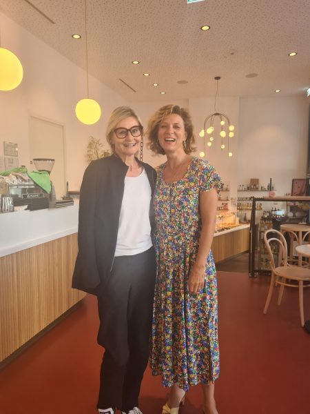 Die Schauspielerin Caroline Frank erzählt der Journalistin Hedi Grager, www.hedigrager.com, Interessantes aus ihrem Leben. (Foto privat)