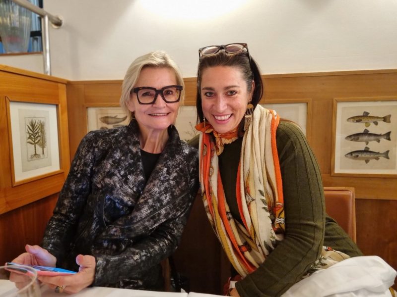 Solmaaz Adeli, Mezzosopranistin, hat einen Stimmumfangs von drei Oktaven und eine unglaublich starke Bühnenpräsenz. Ihr Repertoire umfasst Werke vom Barock bis zur zeitgenössischen Musikliteratur. Im Bild mit Hedi Grager (li), www.hedigrager.com. (Foto Reinhard Sudy)