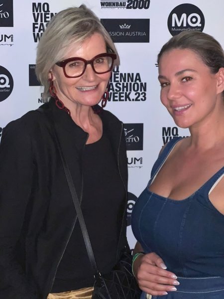 Für Kristina Giacomelli hat Kundenzufriedenheiten stets höchste Priorität. „Bei allen Projekten sind wir bereits früh in den Entwicklungsprozess eingebunden und die enge Zusammenarbeit mit den Projektentwicklern stellt sicher, dass die Immobilien den erforderlichen Luxusstandard erfüllen.“ Im Bild mit Journalistin Hedi Grager, www.hedigrager.com. (Foto privat)