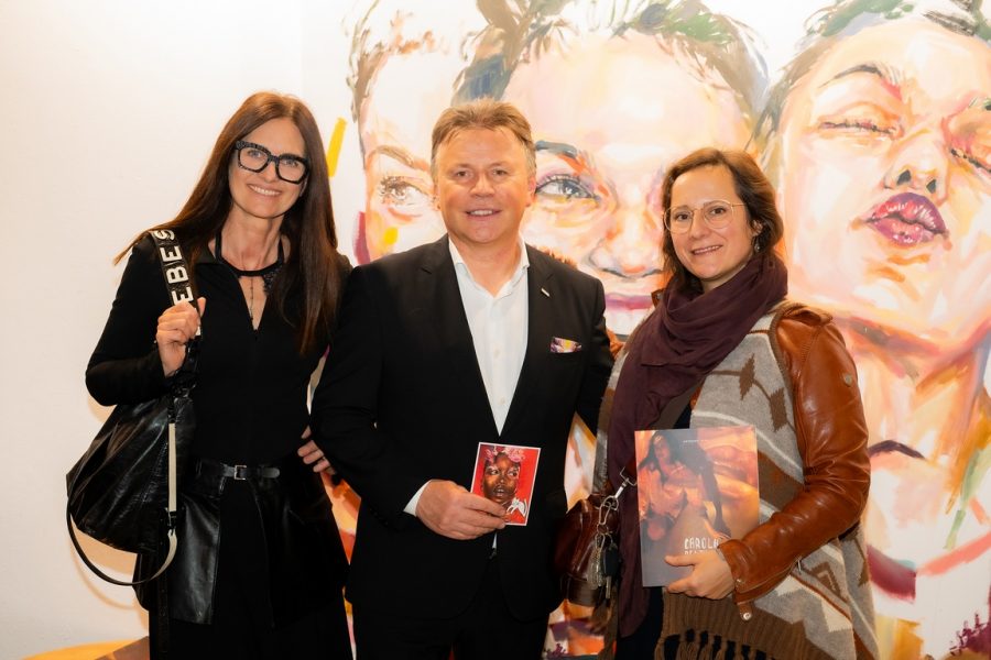 Ausstellung von Carola Deutsch am Merkur Campus: Kuenstlerin Marion Rauter mit Bildungsreferent des Steiermarkhofes Johann Baumgartner und Kuenstlerin Tamara Kolb. (Foto Stella Kager)