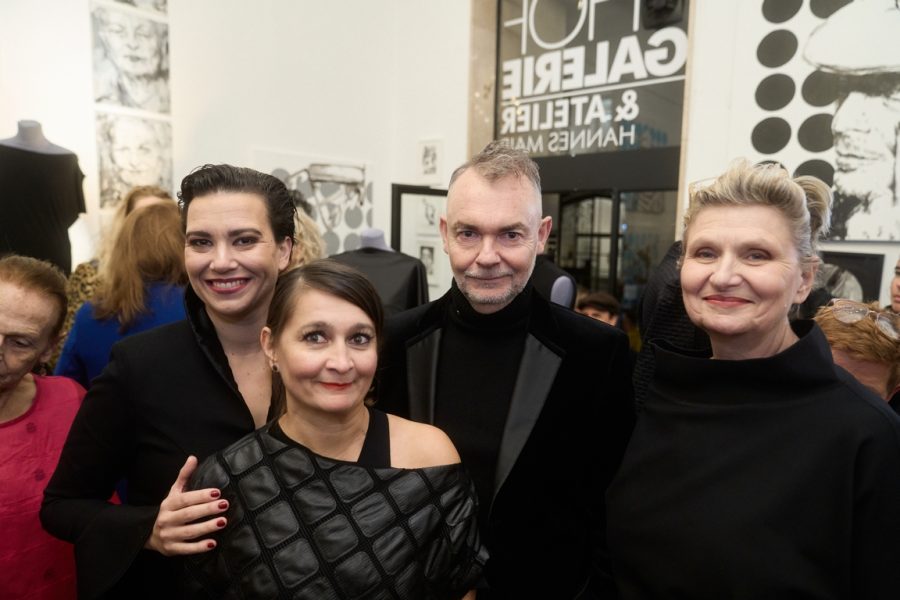 Ein wundervoller Abend mit den Designerinnen Elke Steffen-Kühnl und Babsi Schneider, Mezzosopranistin Anna Brull (li.) und Hannes Mair, Galerist und Maler. Er verewigte seine Kunst auf den Stoffen, die zu Stolas und Mäntel verarbeitet wurden. (Foto Tschebular)