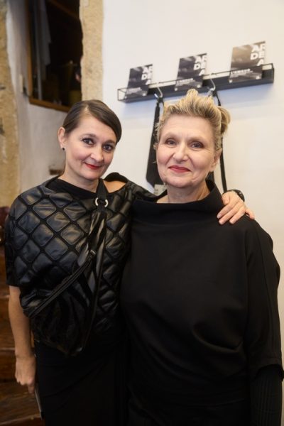 Designerinnen Elke Steffen-Kühnl und Babsi Schneider: „Wir sind ganz überwältigt, wie viele Menschen zur Eröffnung gekommen sind.“ (Foto Tschebular) 