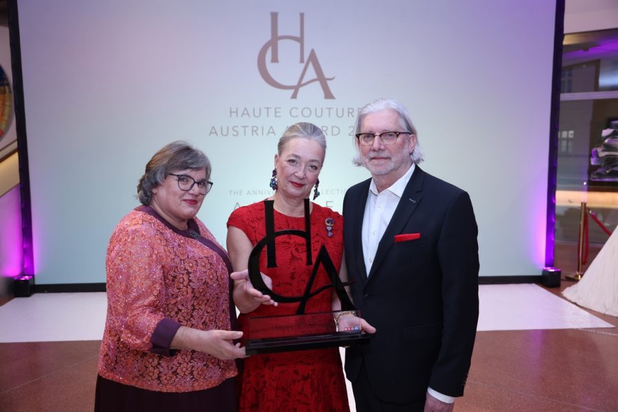 Haute Couture Award 2023: Bundesinnungsmeisterin Christine Schnöll, Agnes Husslein-Arco, Direktorin HEIDI HORTON COLLECTION, und Künstler Peter Baldinger. (Foto Katharina Schiffl)