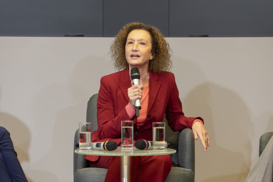 „Wir sind die Tiger-Women, die Best Ager, die Super-Grannys, die Greyhoppers – die Frauen 55+," zeigt sich Schauspielerin Konstanze Breitebner kämpferisch. (Foto Jürgen Hammerschmid)